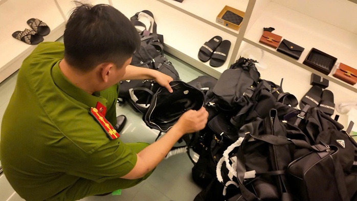 H&igrave;nh ảnh C&ocirc;ng an Đ&agrave; Nẵng đột k&iacute;ch c&aacute;c kho h&agrave;ng giả số lượng lớn - Ảnh 5.