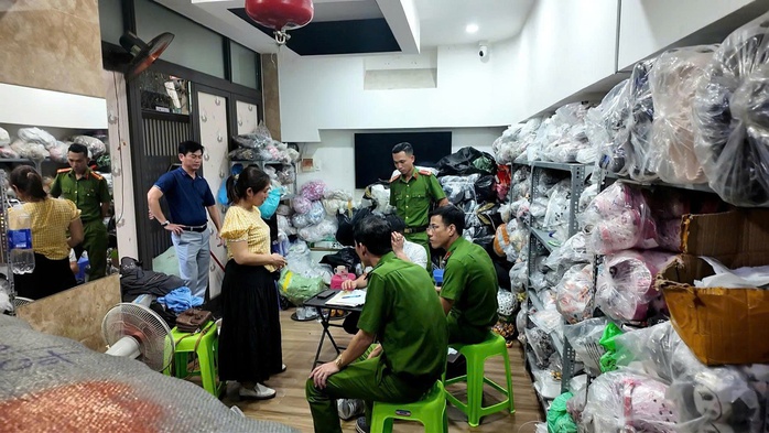 H&igrave;nh ảnh C&ocirc;ng an Đ&agrave; Nẵng đột k&iacute;ch c&aacute;c kho h&agrave;ng giả số lượng lớn - Ảnh 1.
