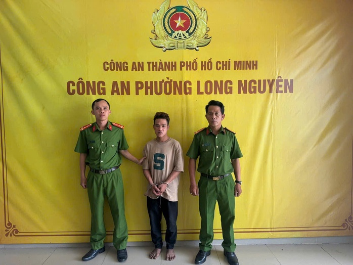 Đột nhập miếu thờ , trộm d&acirc;y chuyền v&agrave;ng tr&ecirc;n tượng Phật g&acirc;y chấn động x&atilde; hội 2026 - Ảnh 1.
