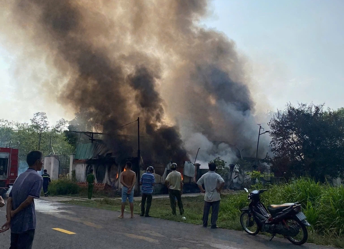 Cháy kho phế liệu ở Bàu Bàng TPHCM: Nhiều tài sản bị thiêu rụi - Ảnh 1. Cháy kho phế liệu ở Bàu Bàng TPHCM: Nhiều tài sản bị thiêu rụi - Ảnh 1.