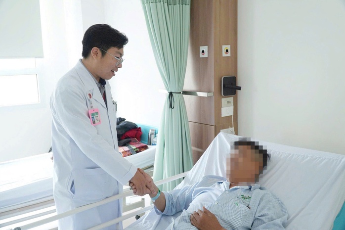 Nghe lời truyền miệng, người đ&agrave;n &ocirc;ng 40 tuổi tự bơm silicon tăng k&iacute;ch thước dương vật - Ảnh 1.