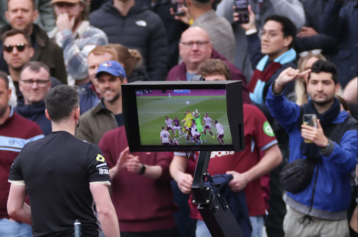 Pep Guardiola "b&ugrave;ng nổ" v&igrave; VAR sau tranh c&atilde;i trận Arsenal - West Ham - Ảnh 4.