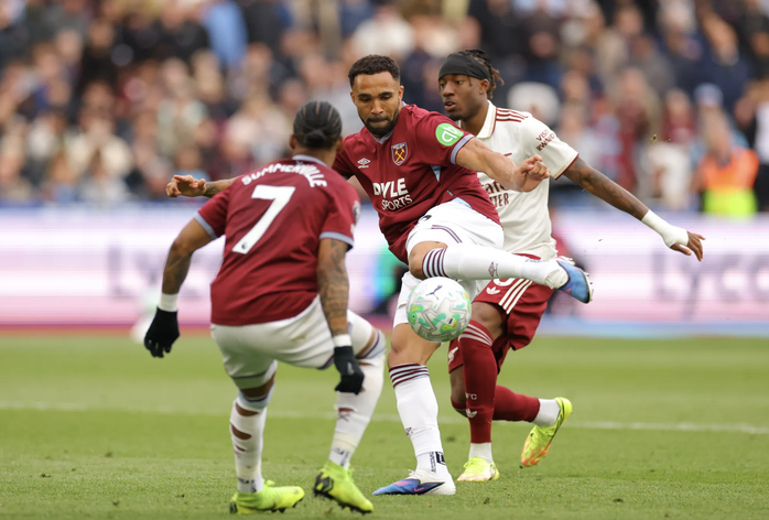 Pep Guardiola "b&ugrave;ng nổ" v&igrave; VAR sau tranh c&atilde;i trận Arsenal - West Ham - Ảnh 3.