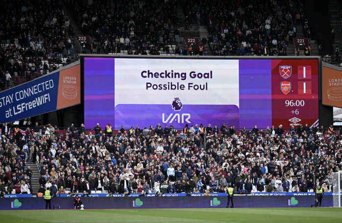 Pep Guardiola "b&ugrave;ng nổ" v&igrave; VAR sau tranh c&atilde;i trận Arsenal - West Ham - Ảnh 5.