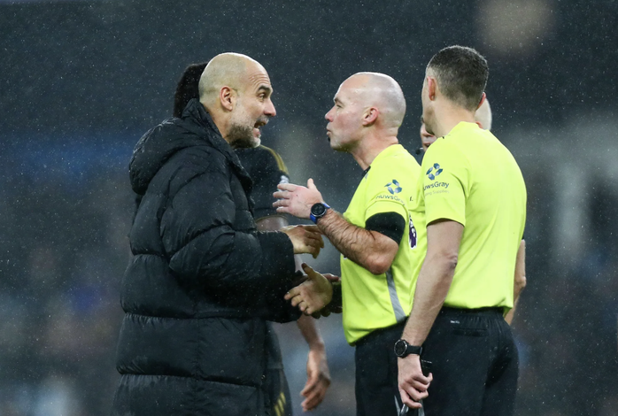 Pep Guardiola "b&ugrave;ng nổ" v&igrave; VAR sau tranh c&atilde;i trận Arsenal - West Ham - Ảnh 1.