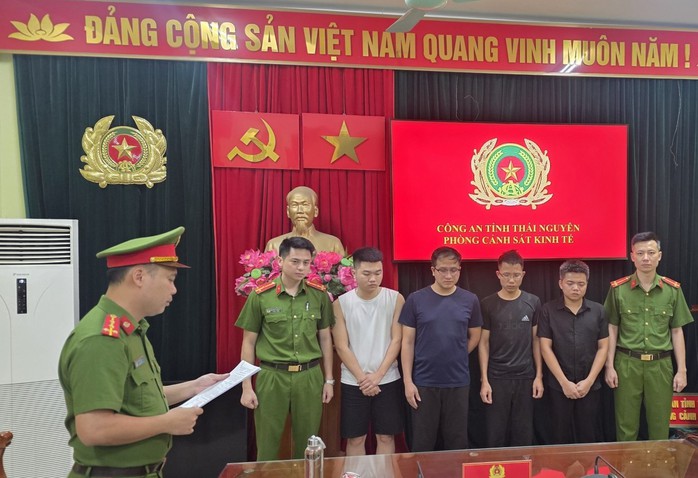 Bắt nh&oacute;m t&agrave;i xế taxi chuy&ecirc;n d&ugrave;ng thiết bị ph&aacute; s&oacute;ng để chiếm đoạt tiền - Ảnh 1.