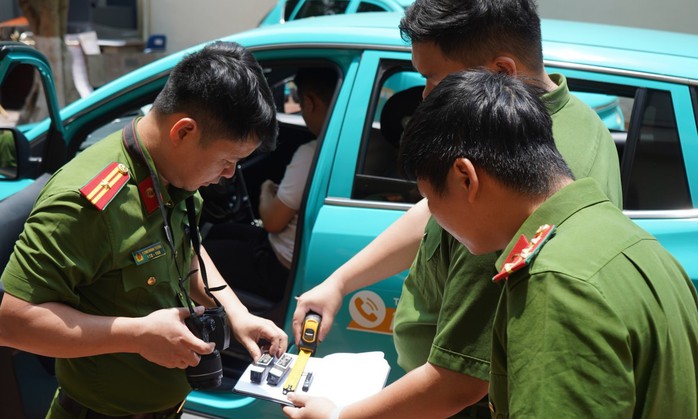 Bắt nh&oacute;m t&agrave;i xế taxi chuy&ecirc;n d&ugrave;ng thiết bị ph&aacute; s&oacute;ng để chiếm đoạt tiền - Ảnh 2.