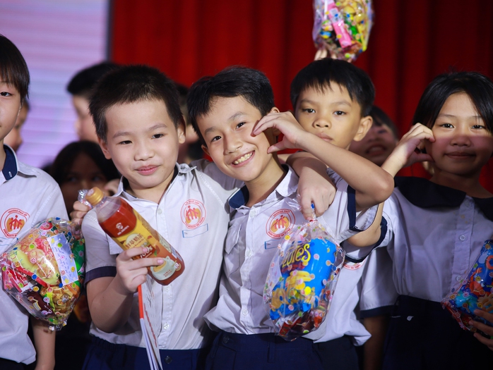 Ph&eacute;p m&agrave;u từ s&acirc;n khấu nhỏ - Ảnh 1.