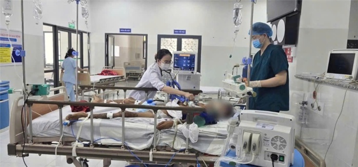 B&aacute;c sĩ lu&acirc;n phi&ecirc;n cứu kịp người đ&agrave;n &ocirc;ng nguy kịch tại C&ocirc;n Đảo - Ảnh 1.