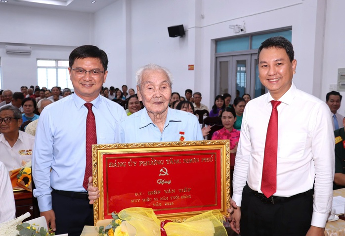Trao huy hiệu Đảng - Ảnh 8.