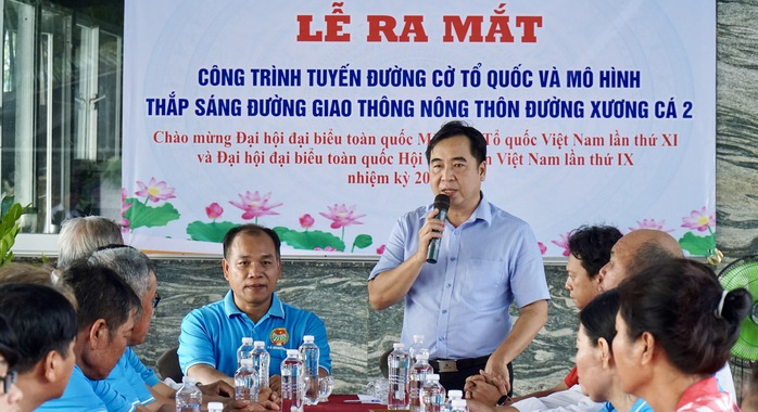 Rực sắc cờ đỏ tr&ecirc;n tuyến đường n&ocirc;ng th&ocirc;n x&atilde; B&igrave;nh Hưng - Ảnh 6.