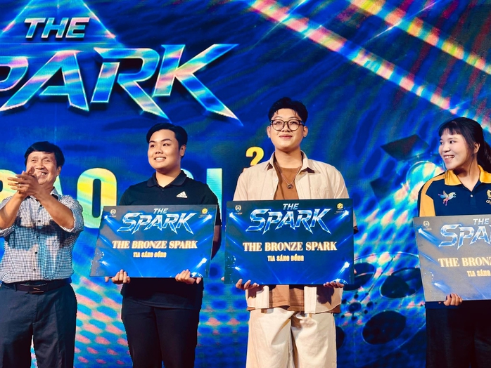 NSƯT – đạo diễn Lê Cường vui mừng trước thành quả của học trò tại lễ công chiếu TVC - Ảnh 1.
