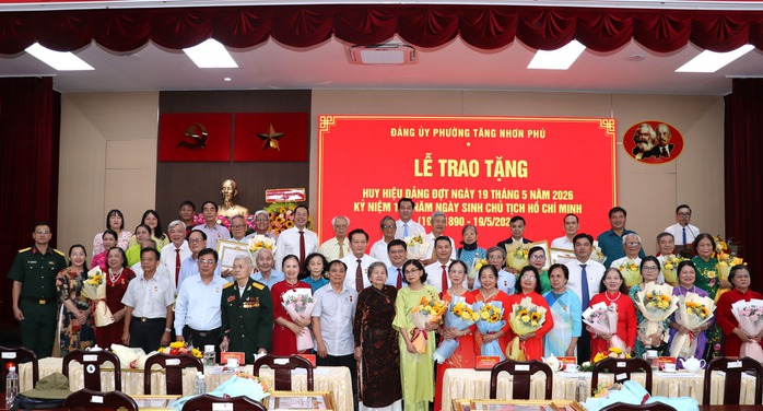 Trao huy hiệu Đảng - Ảnh 1.