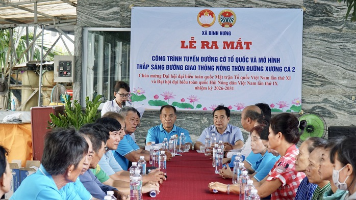 Rực sắc cờ đỏ tr&ecirc;n tuyến đường n&ocirc;ng th&ocirc;n x&atilde; B&igrave;nh Hưng - Ảnh 1.