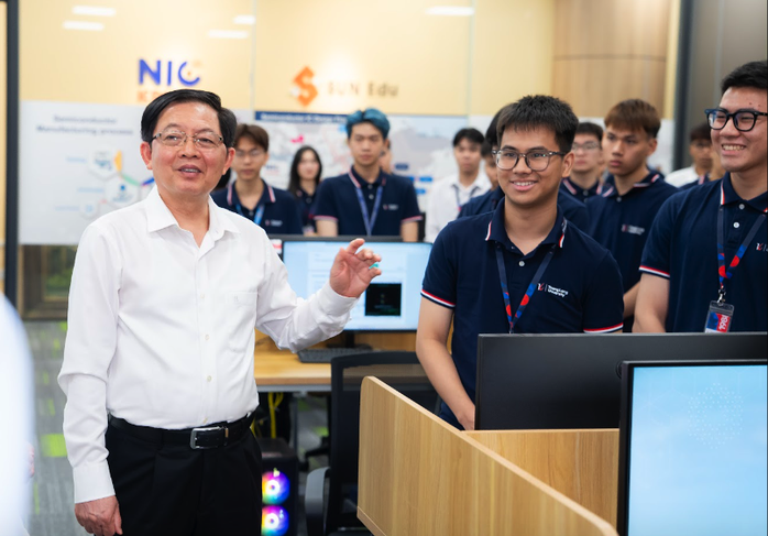 Ph&oacute; Thủ tướng Hồ Quốc Dũng dự khai trương AI Lab của Trường ĐH Thăng Long - Ảnh 3.