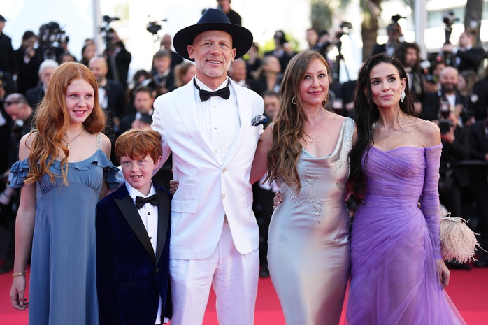 Minh tinh Demi Moore thu h&uacute;t &aacute;nh nh&igrave;n với đầm t&iacute;m - Ảnh 10.