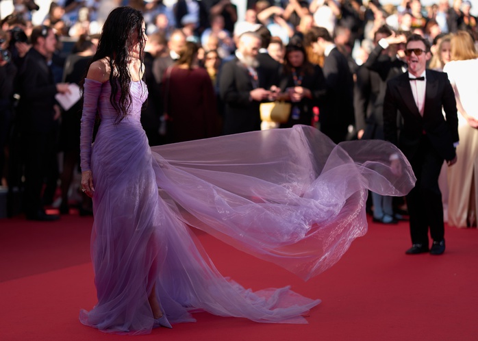 Minh tinh Demi Moore thu h&uacute;t &aacute;nh nh&igrave;n với đầm t&iacute;m - Ảnh 2.