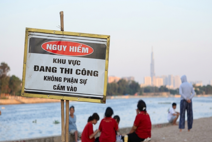 CSGT TPHCM khuyến cáo không tụ tập chụp ảnh ở khu vực "biển Gò Vấp" - Ảnh 1.