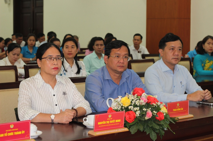 LĐLĐ TPHCM ký kết phối hợp với Đảng ủy phường, xã, đặc khu - Ảnh 1.