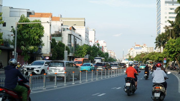 Đường Cộng Hòa sẽ có barie đổi chiều theo giờ cao điểm - Ảnh 1.