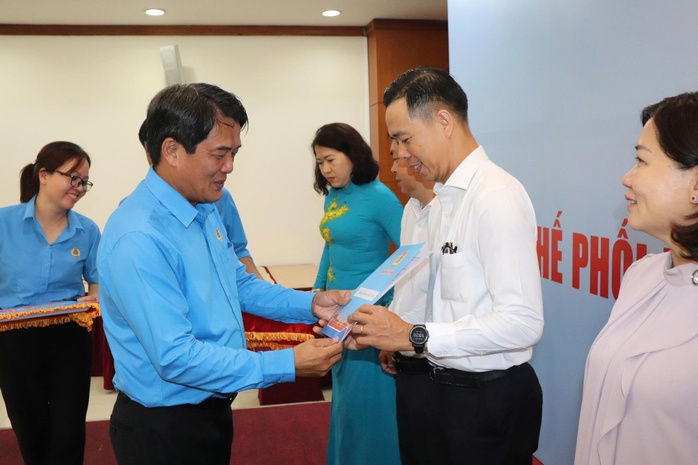 LĐLĐ TPHCM ký kết phối hợp với Đảng ủy phường, xã, đặc khu - Ảnh 3.