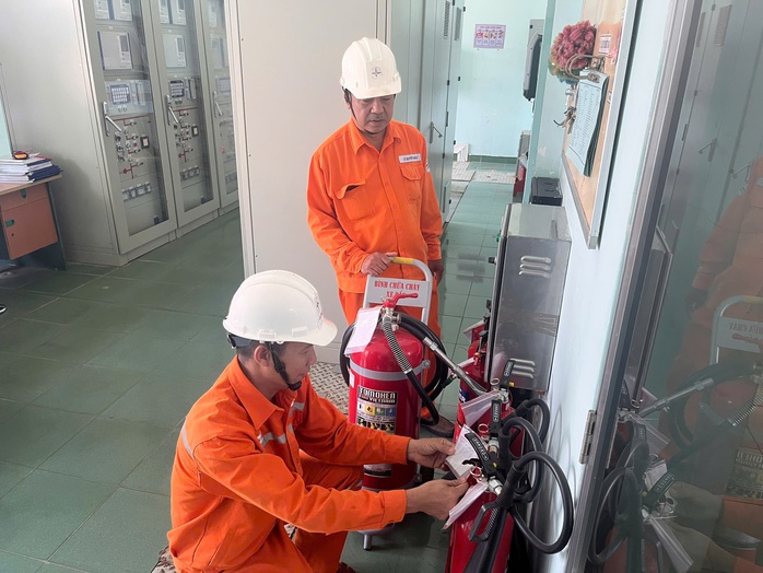 Giữa cao điểm nắng nóng, PC Quảng Trị tăng tốc ngăn cháy nổ từ điện - Ảnh 1.