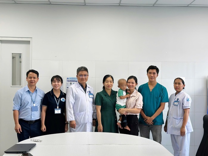 Bé trai 2 tuổi bị mẹ và người tình bạo hành được xuất viện - Ảnh 1.