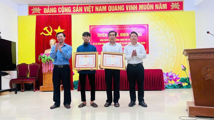 Trao bằng khen của Thủ tướng Chính phủ cho 2 cha con cứu 3 người trên sông Gianh - Ảnh 1. Trao bằng khen của Thủ tướng Chính phủ cho 2 cha con cứu 3 người trên sông Gianh - Ảnh 1.