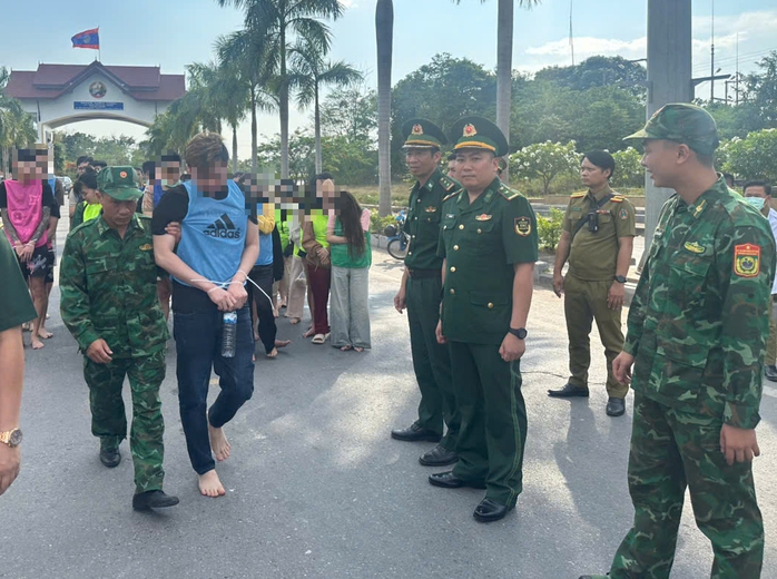Bộ C&ocirc;ng an L&agrave;o b&agrave;n giao 56 c&ocirc;ng d&acirc;n nghi li&ecirc;n quan đến tổ chức đ&aacute;nh bạc , rửa tiền - Ảnh 2.