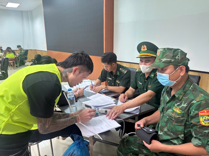 Bộ C&ocirc;ng an L&agrave;o b&agrave;n giao 56 c&ocirc;ng d&acirc;n nghi li&ecirc;n quan đến tổ chức đ&aacute;nh bạc , rửa tiền - Ảnh 4.