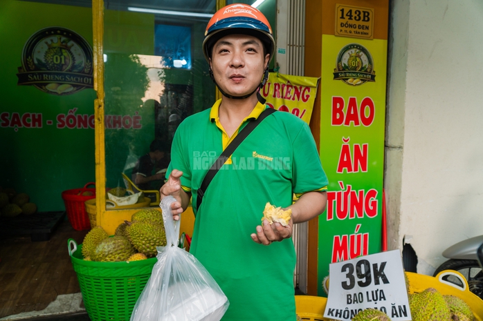 VIDEO: Sầu ri&ecirc;ng gi&aacute; rẻ &ldquo;đổ bộ&rdquo; v&agrave;o TPHCM, tiểu thương b&aacute;n h&agrave;ng tấn mỗi ng&agrave;y - Ảnh 16.