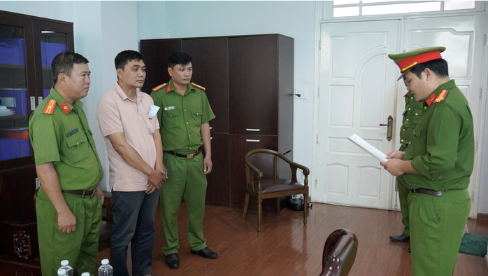 Bắt phó trưởng phòng một công ty dầu khí - Ảnh 1. Bắt phó trưởng phòng một công ty dầu khí - Ảnh 1.