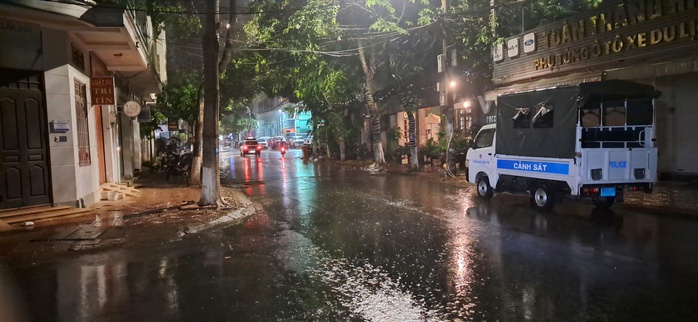 Thanh ni&ecirc;n cầm dao cố thủ trong qu&aacute;n c&agrave; ph&ecirc; gần 2 ng&agrave;y ở Bu&ocirc;n Ma Thuột - Ảnh 1.