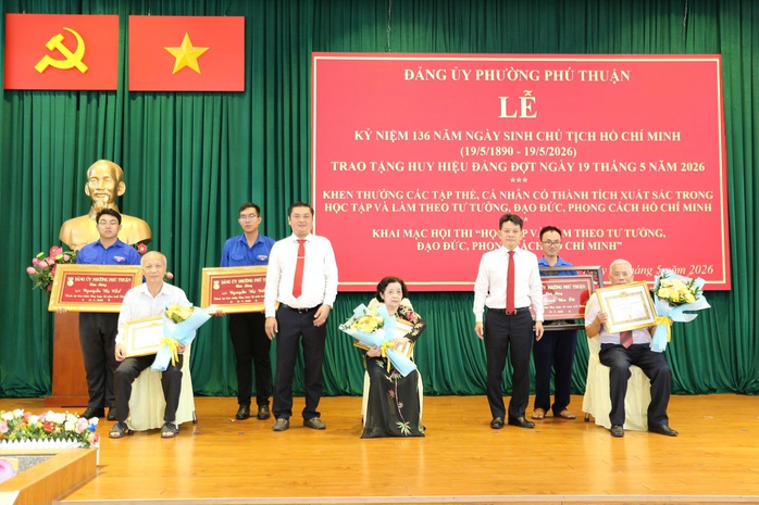Trao tặng huy hiệu Đảng tại phường Ph&uacute; Thuận - Ảnh 1.