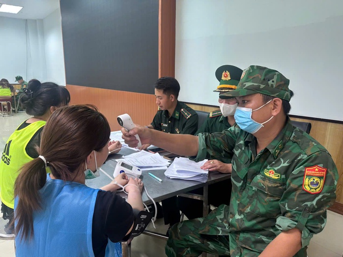 Bộ C&ocirc;ng an L&agrave;o b&agrave;n giao 56 c&ocirc;ng d&acirc;n nghi li&ecirc;n quan đến tổ chức đ&aacute;nh bạc , rửa tiền - Ảnh 3.