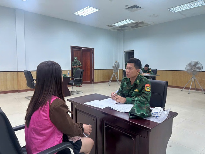 Bộ C&ocirc;ng an L&agrave;o b&agrave;n giao 56 c&ocirc;ng d&acirc;n nghi li&ecirc;n quan đến tổ chức đ&aacute;nh bạc , rửa tiền - Ảnh 5.