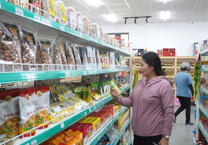 Đ&agrave; Nẵng: Khai trương &ldquo;Điểm b&aacute;n h&agrave;ng ph&uacute;c lợi đo&agrave;n vi&ecirc;n&rdquo; cho người lao động - Ảnh 3.