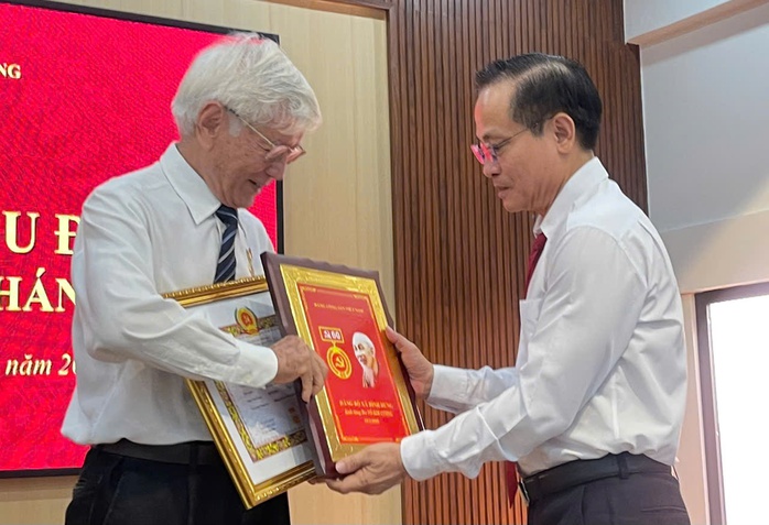 TPHCM: 31 đảng viên xã Bình Hưng nhận Huy hiệu Đảng - Ảnh 3.
