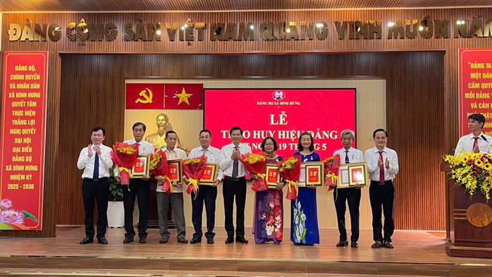 TPHCM: 31 đảng viên xã Bình Hưng nhận Huy hiệu Đảng - Ảnh 1.