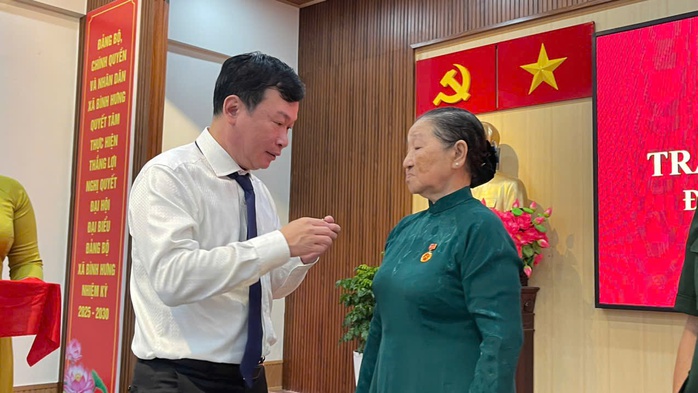 TPHCM: 31 đảng viên xã Bình Hưng nhận Huy hiệu Đảng - Ảnh 4.