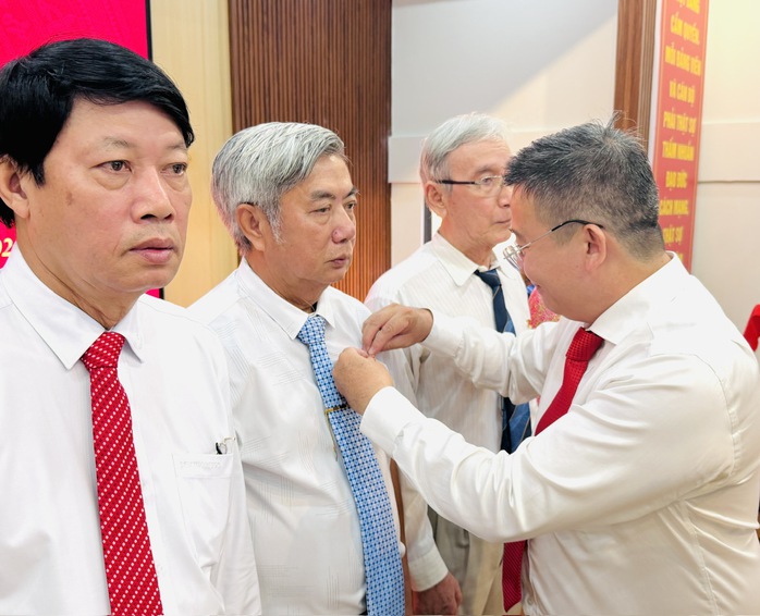 TPHCM: 31 đảng viên xã Bình Hưng nhận Huy hiệu Đảng - Ảnh 2.