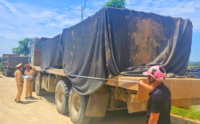 Chở khối đ&aacute; lớn vượt tải trọng hơn 200%, l&aacute;i xe v&agrave; chủ doanh nghiệp bị xử phạt - Ảnh 1.