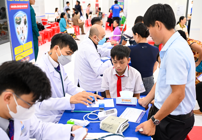 VNVC t&agrave;i trợ ti&ecirc;m chủng miễn ph&iacute;, kho lạnh v&agrave; ưu ti&ecirc;n cung ứng vắc-xin thế hệ mới cho C&ocirc;n Đảo - Ảnh 2.