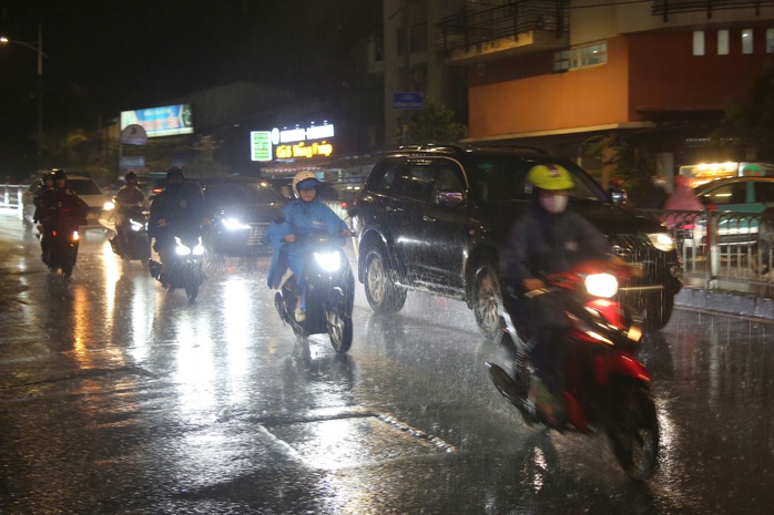 TPHCM: Sấm chớp li&ecirc;n hồi, mưa lớn tr&uacute;t xuống nhiều nơi - Ảnh 1.