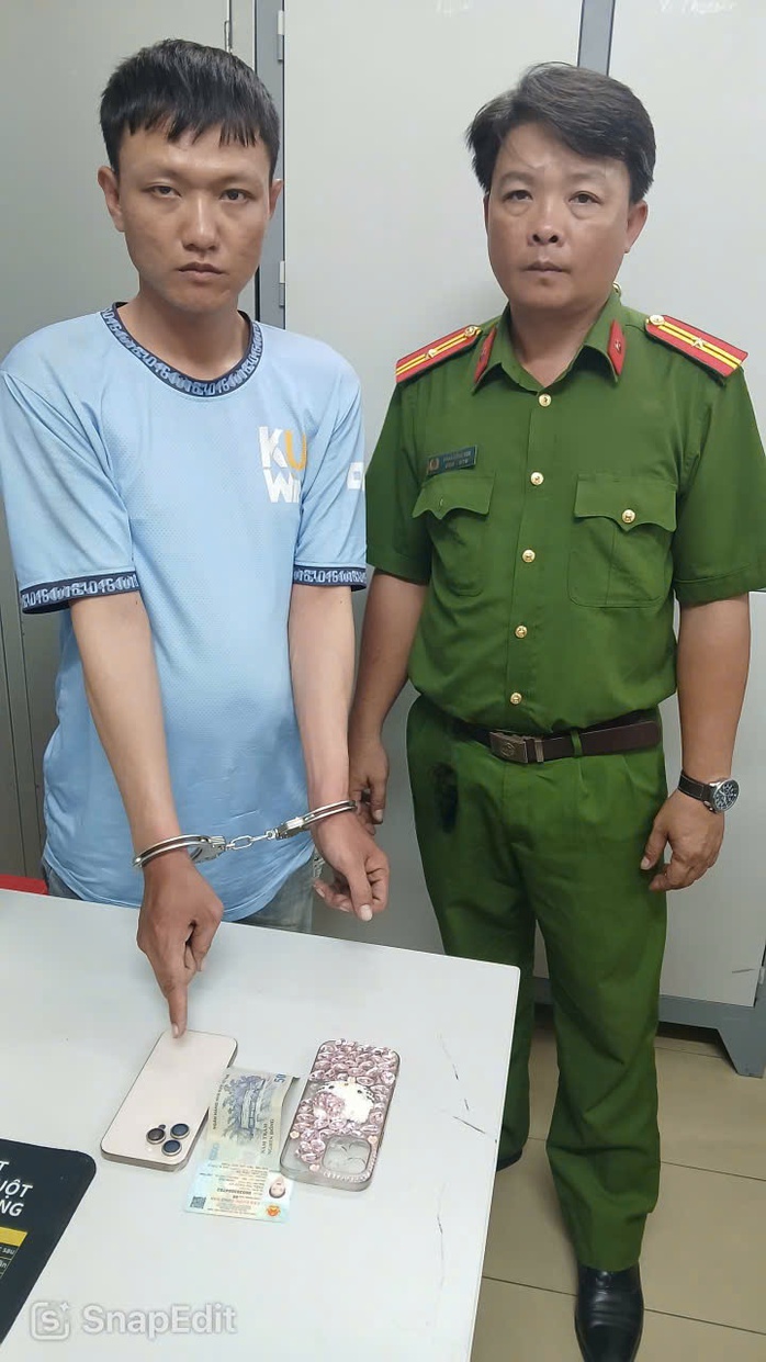 C&ocirc;ng an TPHCM bắt kẻ cướp giật sau 30 ph&uacute;t nhận tin b&aacute;o - Ảnh 1.