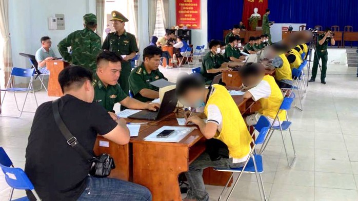 Công an TPHCM tiếp nhận 18 công dân trẻ bị trục xuất về Việt Nam - Ảnh 1.