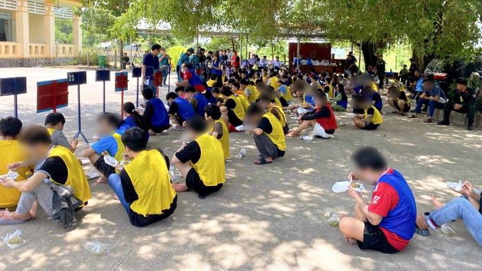 Công an TPHCM tiếp nhận 18 công dân trẻ bị trục xuất về Việt Nam - Ảnh 4.