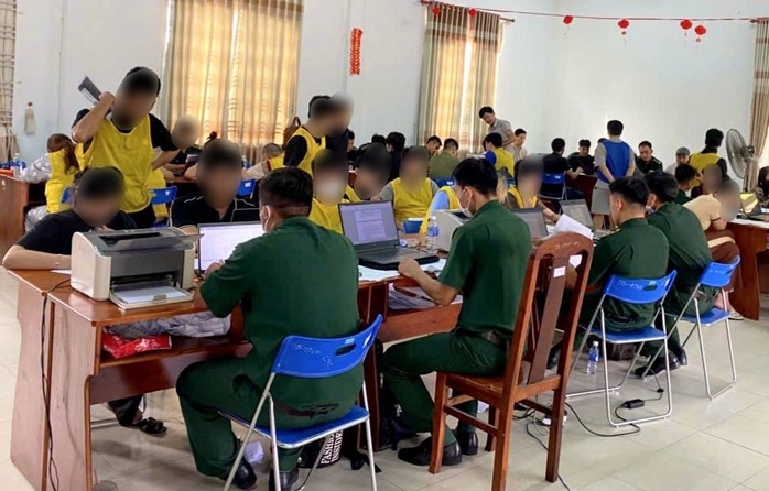 Công an TPHCM tiếp nhận 18 công dân trẻ bị trục xuất về Việt Nam - Ảnh 2.