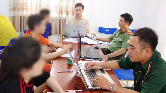 Công an TPHCM tiếp nhận 18 công dân trẻ bị trục xuất về Việt Nam - Ảnh 3.