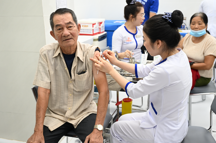 VNVC t&agrave;i trợ ti&ecirc;m chủng miễn ph&iacute;, kho lạnh v&agrave; ưu ti&ecirc;n cung ứng vắc-xin thế hệ mới cho C&ocirc;n Đảo - Ảnh 4.